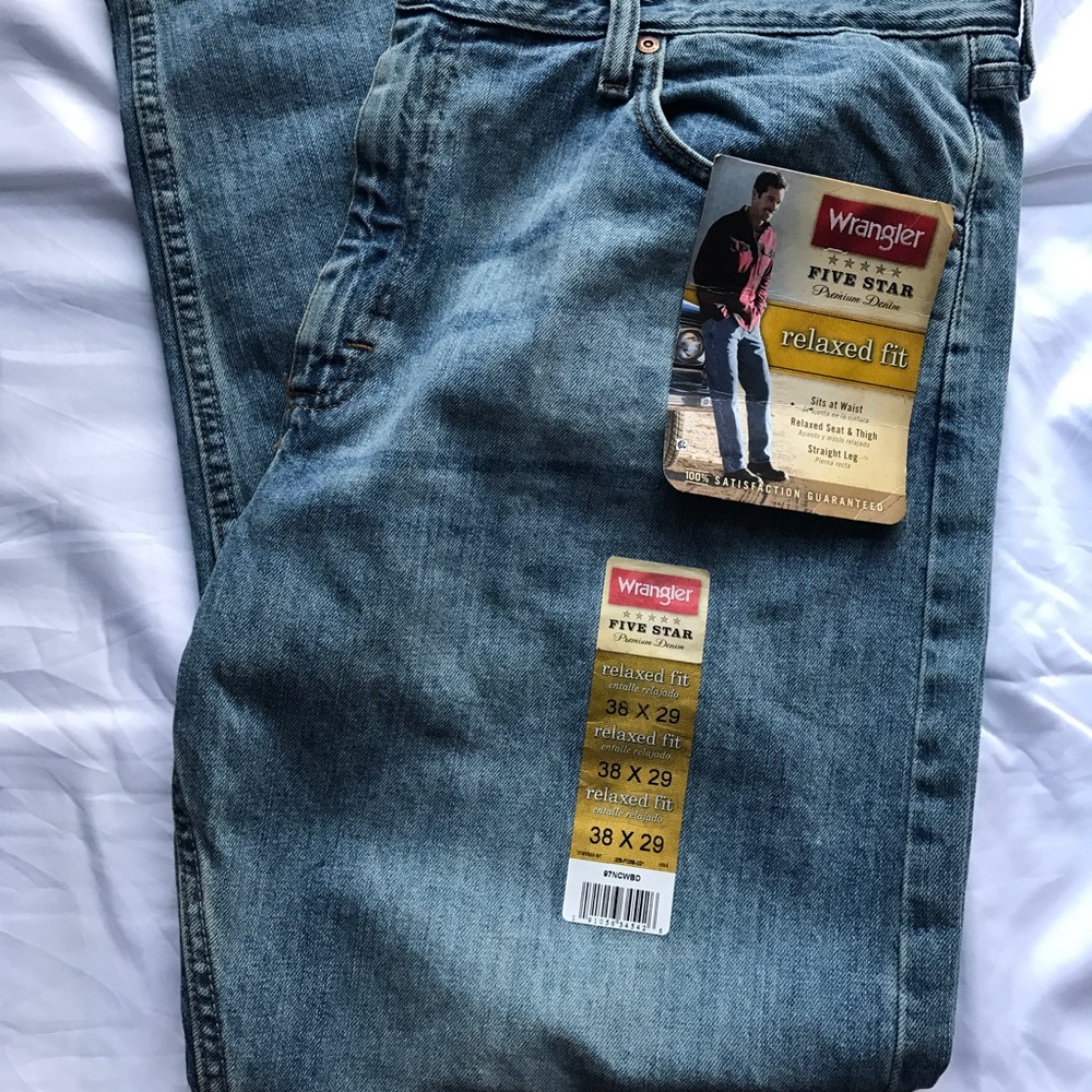 🆕 Wrangler jeans size 38x29 relaxed fit